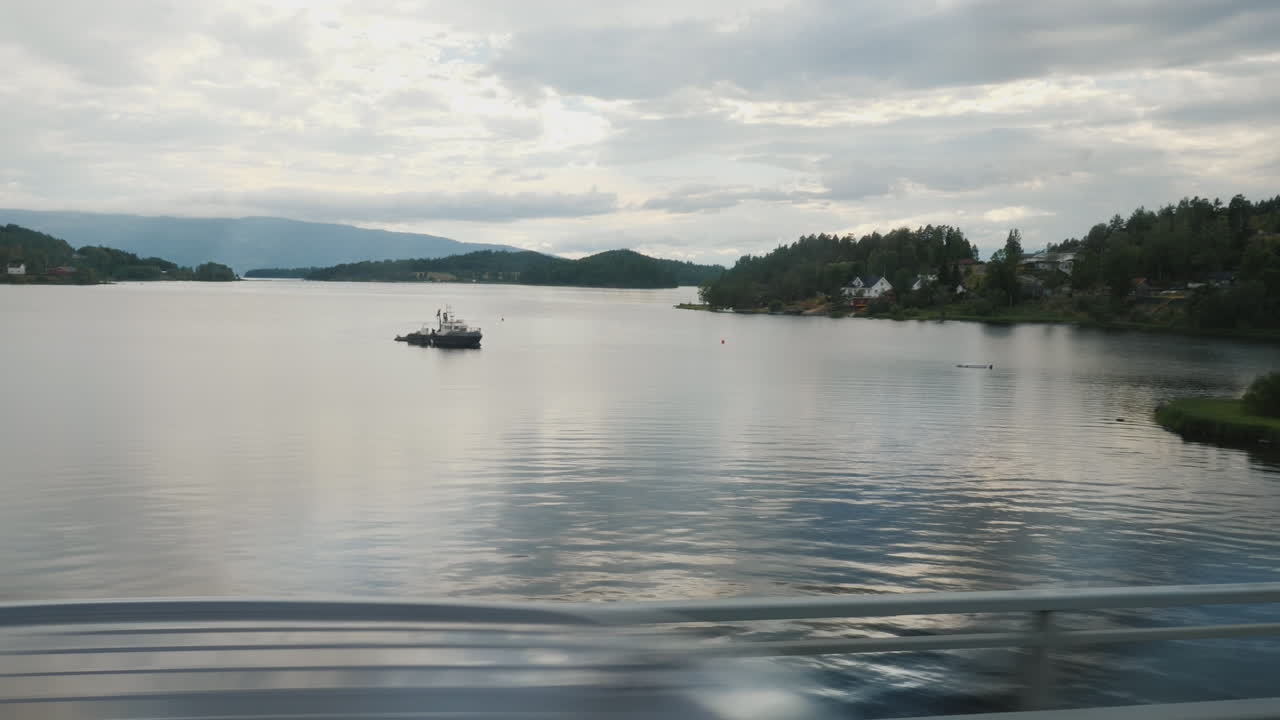 아름다운 호숫가를 따라 노르웨이를 여행하다 차창에서 바라본 전망