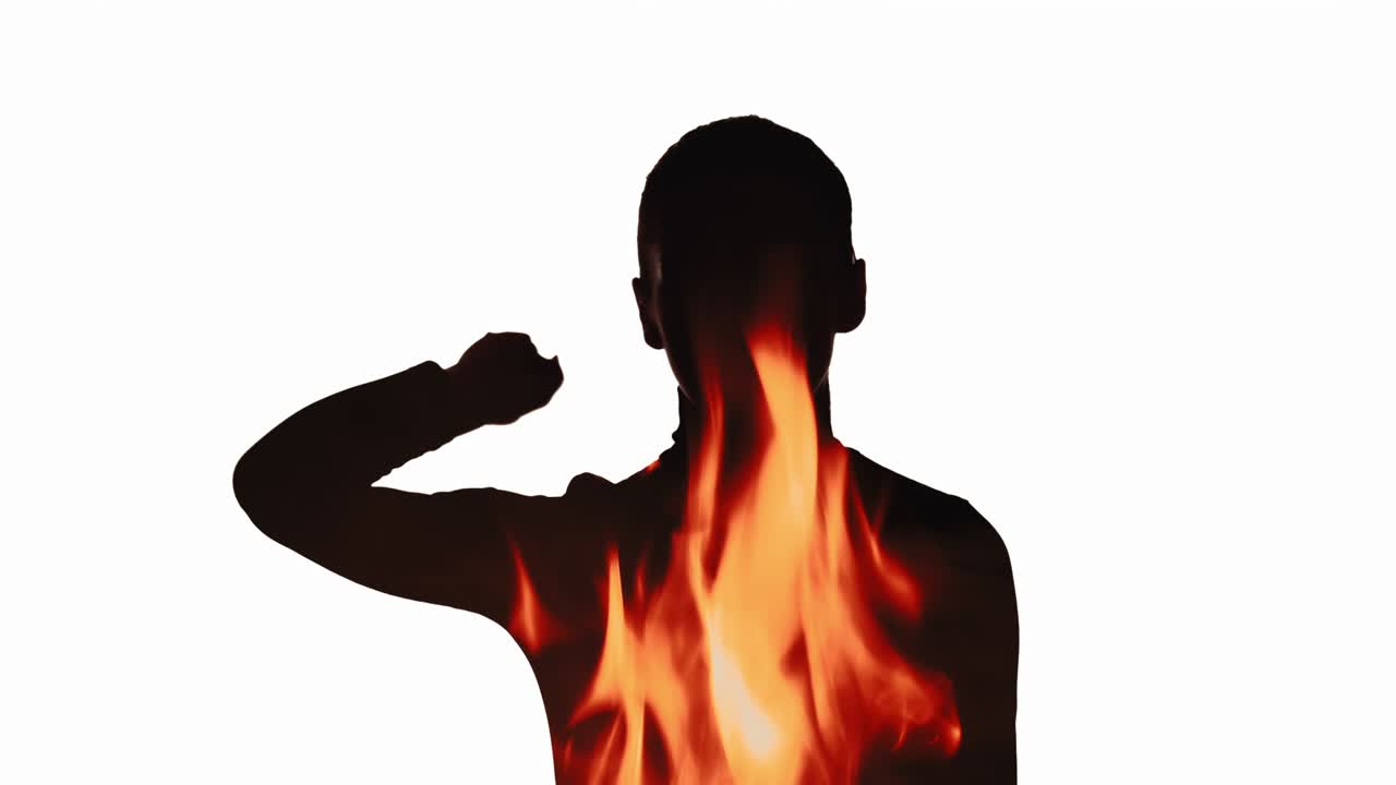 ダブルエクスポージャー シルエット 女性 抗議 火事