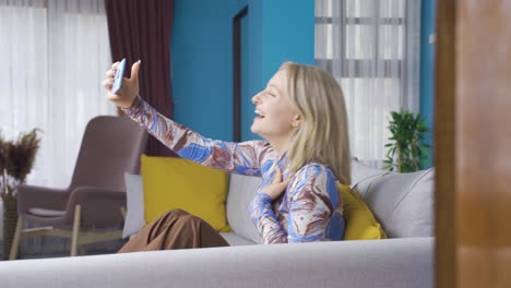 Hermosa-Joven-Atractiva-Tomando-Fotografías-En-Su-Teléfono-Inteligente-En-Casa.