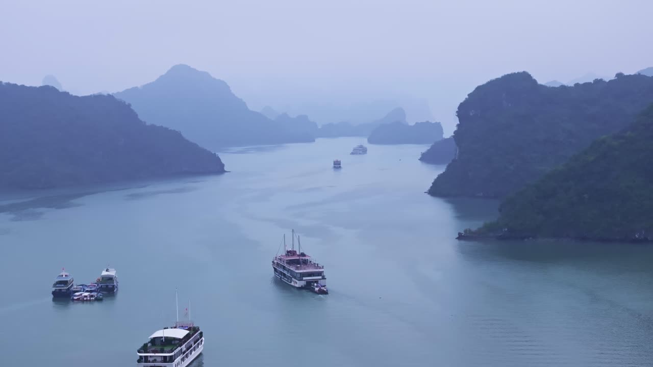 esta grabación de avión no tripulado captura la belleza etérea de la bahía de ha long en vietnam.