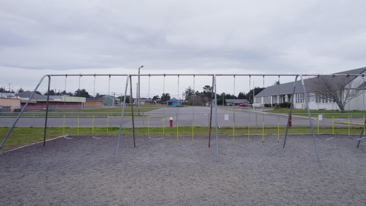 recorre diez columpios vacíos en un día nublado