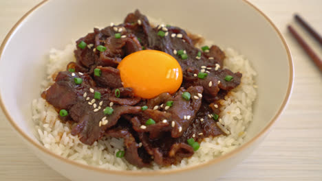 rice with soy-flavoured pork or japanese pork donburi bowl - asian food style