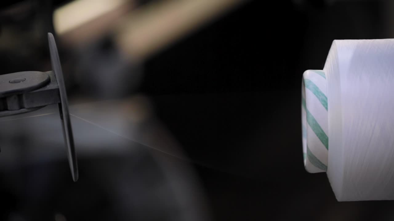 primer plano de la máquina de embalaje de línea de hilo blanco para la producción textil