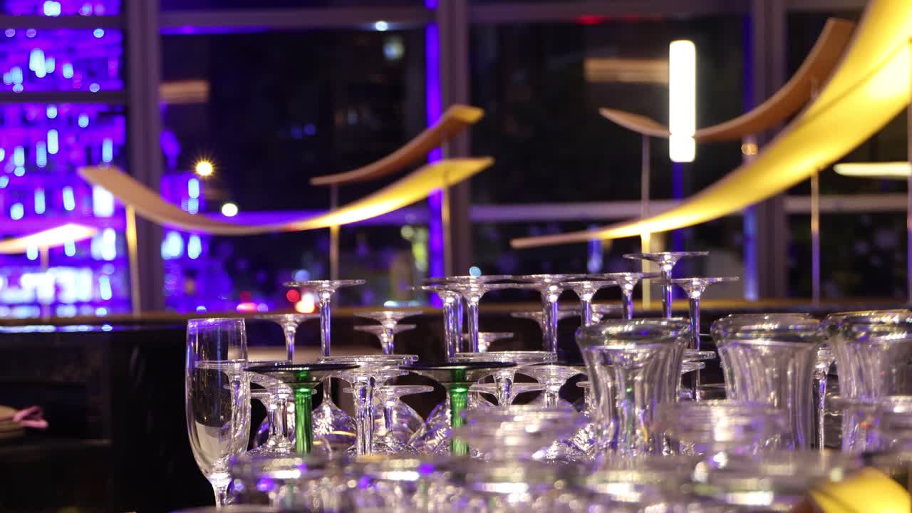 vasos y luces en un entorno de bar