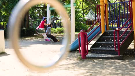 niños disfrutando de columpios en el parque rama 9