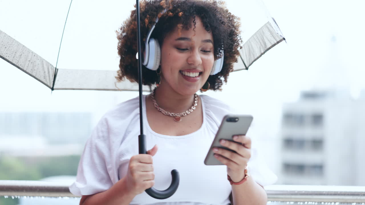 lluvia, baile y mujer de negocios en la ciudad con teléfono