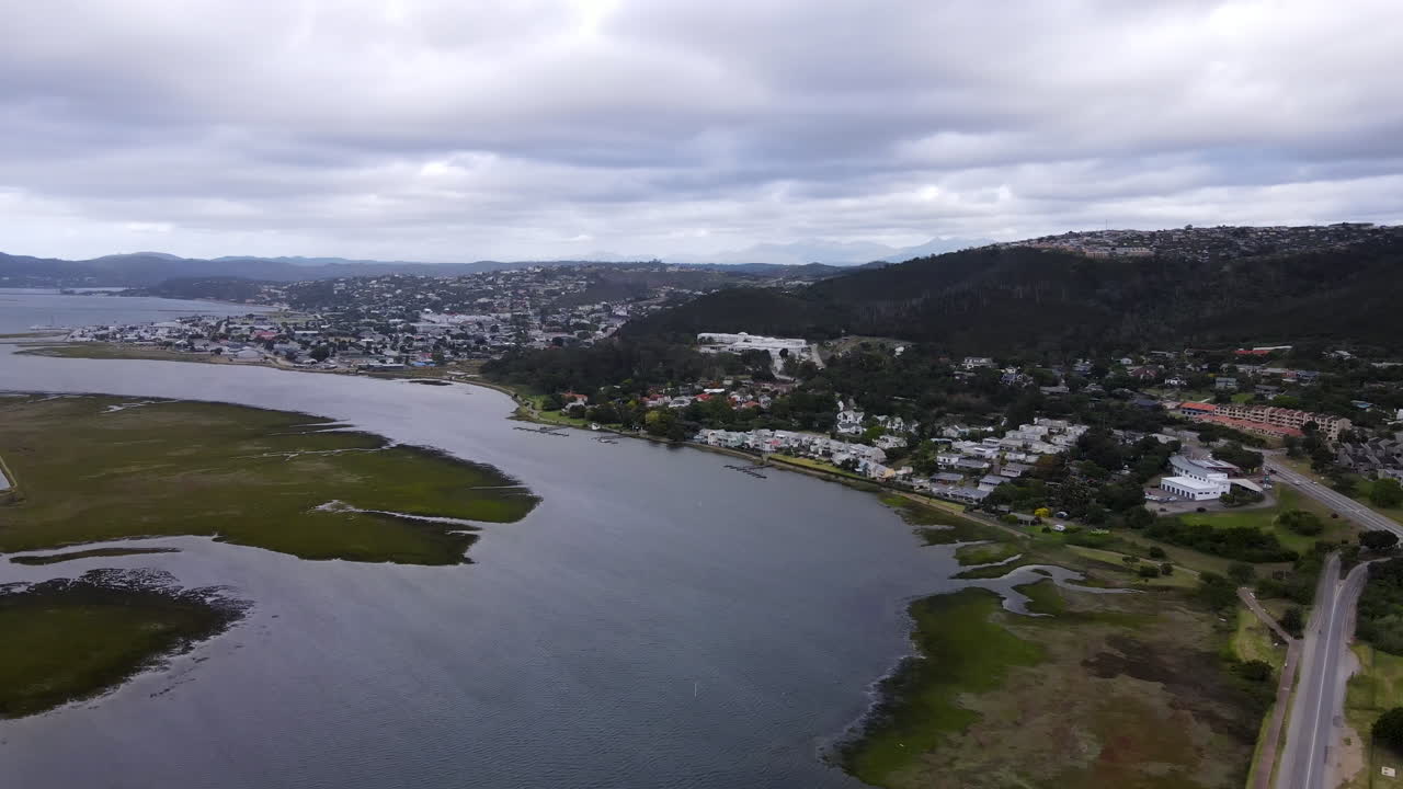 vista aérea sobre la laguna de knysna de la ciudad turística de knysna en la ruta del jardín