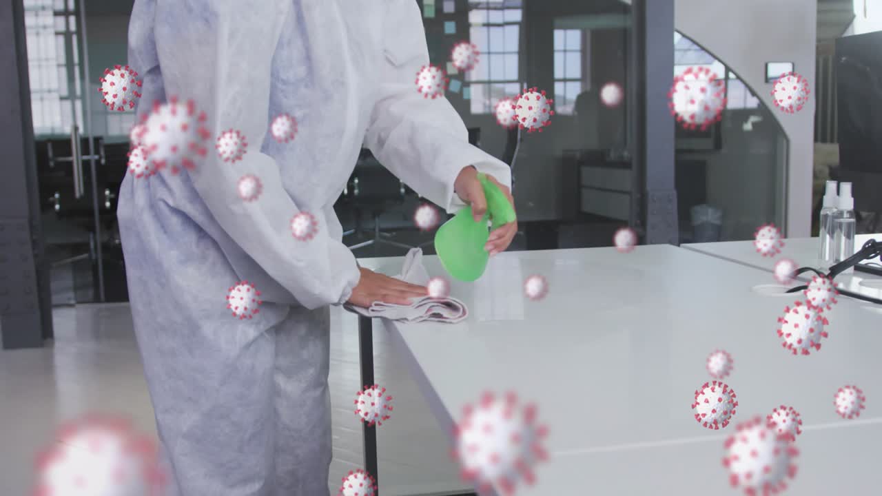 Animación de iconos multimedia flotando sobre un empresario que lanza y atrapa una bombilla