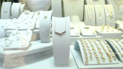 joyas de oro en el soporte del estante