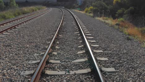 vías de tren serpenteando a través del paisaje