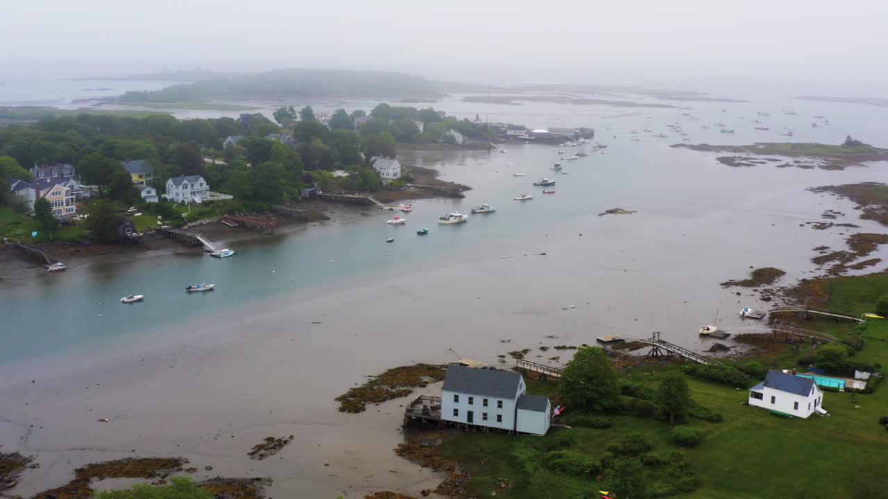 antena de drones de casas costeras y bienes raíces cerca del puerto de marina ocean en maine niebla clásica 4k 30p