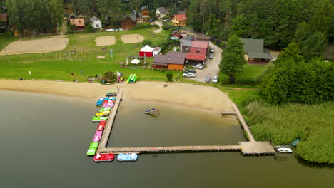 botes de remo con forma de coche en el lago con cabañas de alquiler a orillas del lago en hartowiec, polonia