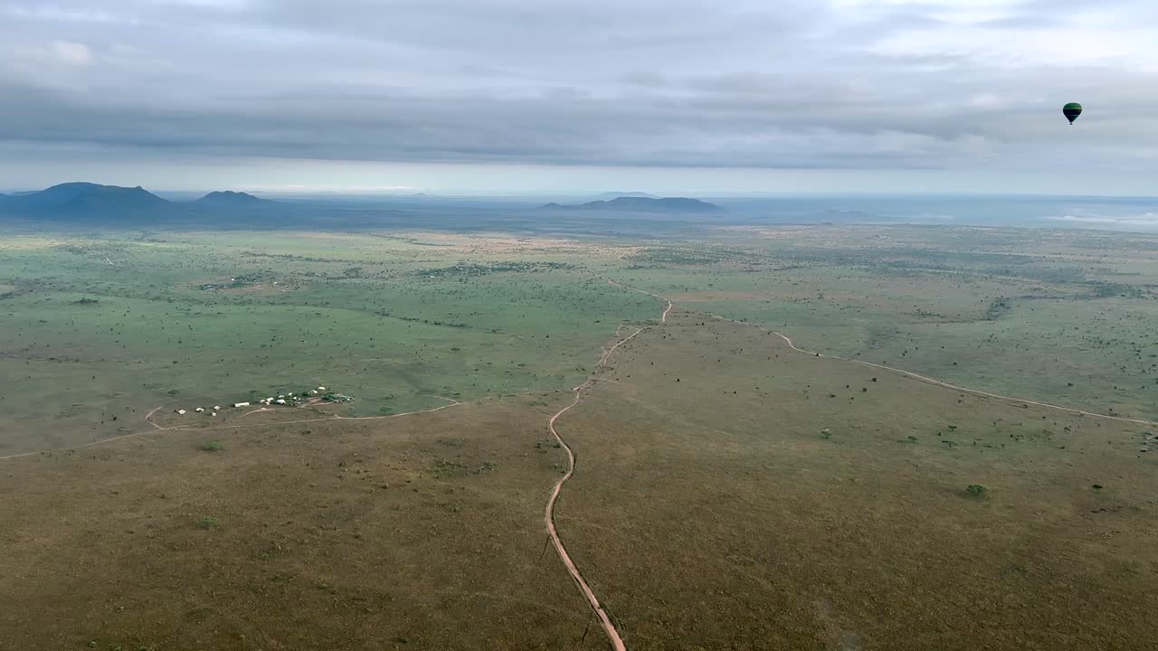 vista panorámica con globo de aire caliente sobre la sabana en el parque nacional serengeti en tanzania.
