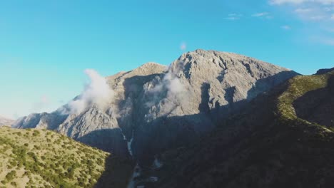 vista aérea de un avión no tripulado de las montañas blancas de gigilos omalos creta