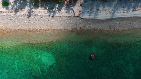 Ein-Exotischer-Weißer-Sandstrand-Mit-Kristallklarem-Türkisfarbenem-Wasser,-Das-Sanft-Die-Küste-Entlangstreicht