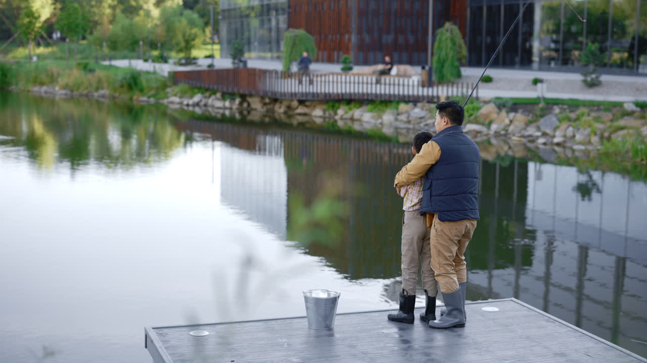 아버지와 아들이  ⁇ 시하고 있습니다.