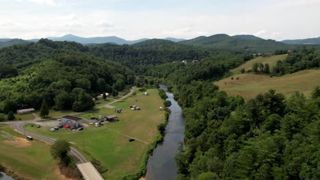 Flug-über-Den-New-River-Im-Ashe-County,-North-Carolina,-In-Der-Nähe-Von-West-Jefferson-Und-Boone,-North-Carolina,-Eisenbahnstraße-Im-Vordergrund