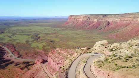 Antena-Como-Un-Coche-Viaja-Por-La-Peligrosa-Carretera-De-Montaña-De-Moki-Dugway-Desierto-De-Nuevo-México-Suroeste