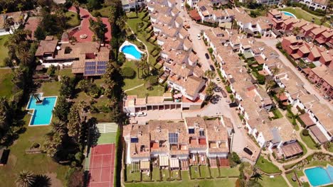 vista aérea de filas de villas de vacaciones y resort en estepona, costa del sol