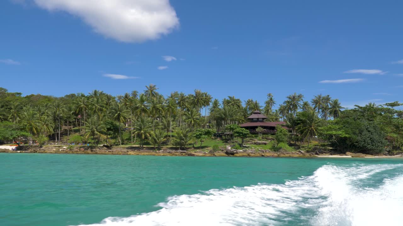isla tropical tomada desde la parte trasera de una lancha rápida
