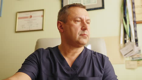 médico en el consultorio