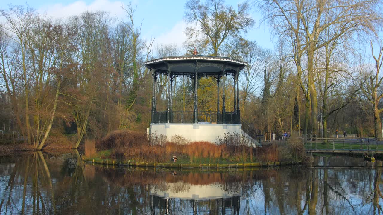 vondelpark en amsterdam, con una famosa cabaña en una pequeña isla rodeada por un estanque durante el otoño