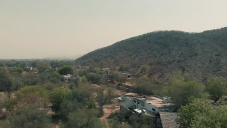 parque nacional sariska en la india, vista a las montañas, villas, árboles verdes, tiro panorámico de drones 4k