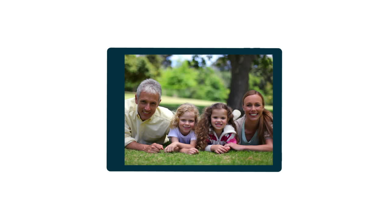 familia divirtiéndose en un parque