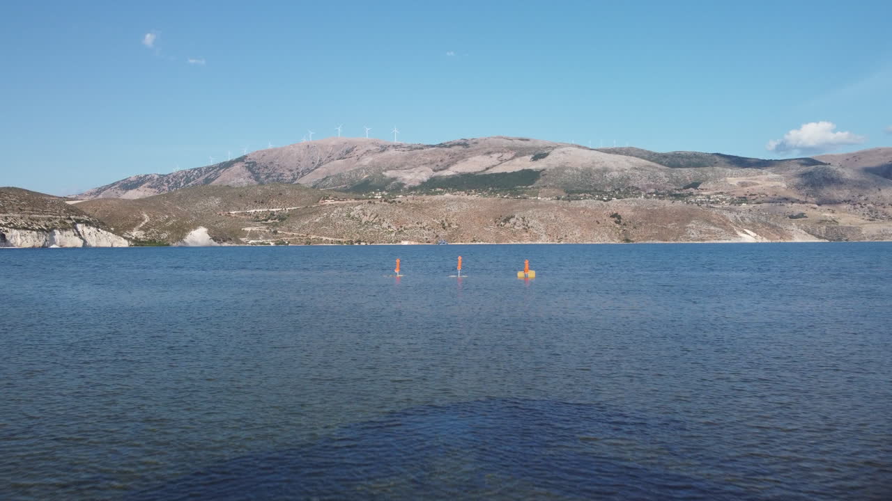 그리스 케팔로니아의 쓰리 파라솔 비치로 걸어가는 여성