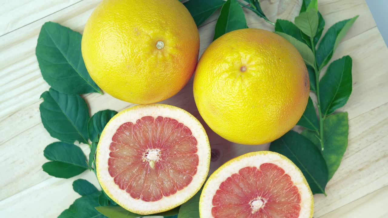pomelo fresco con hojas sobre fondo de madera, vista de arriba girar pomelo o pomelo sobre fondo de madeira, resolución de 4k.