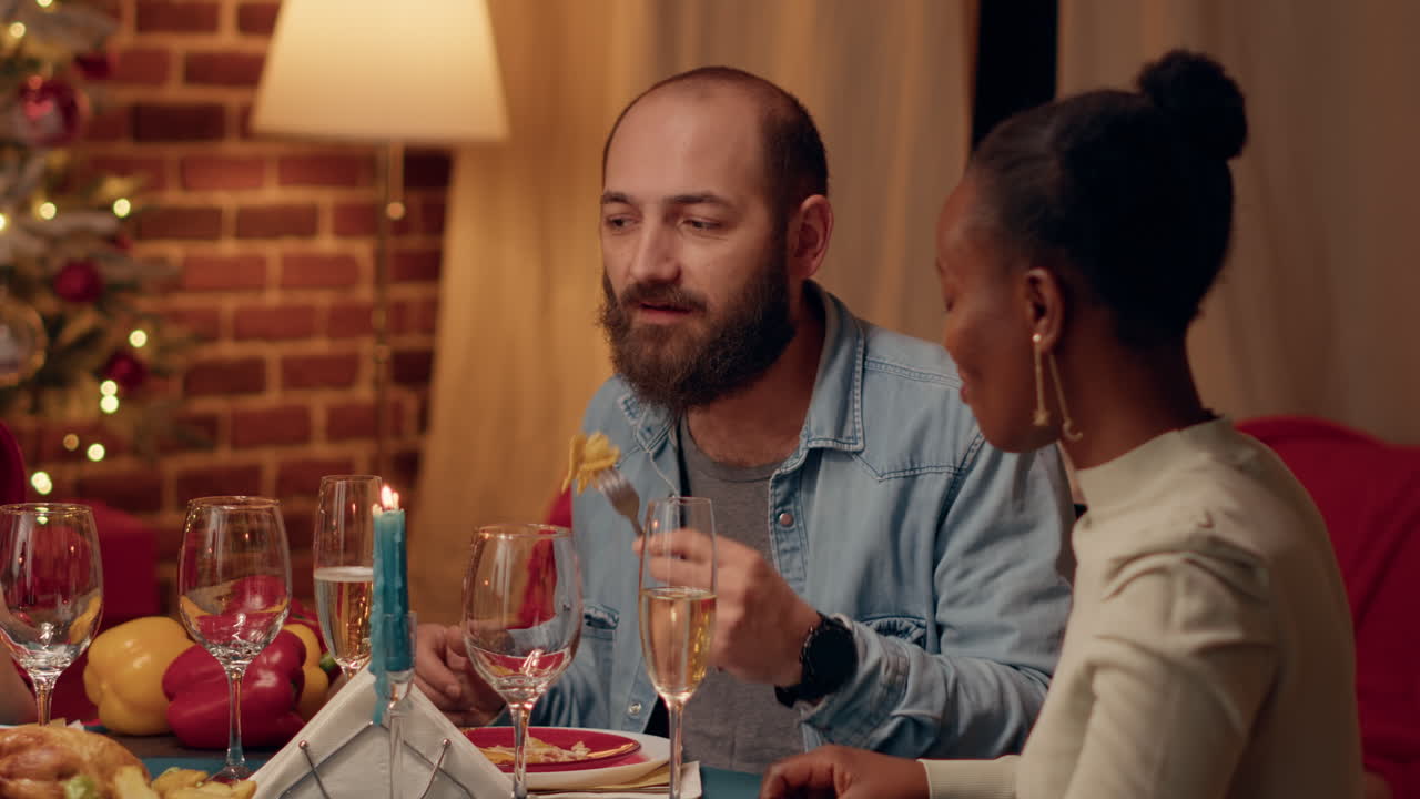 celebración de la cena de navidad en familia