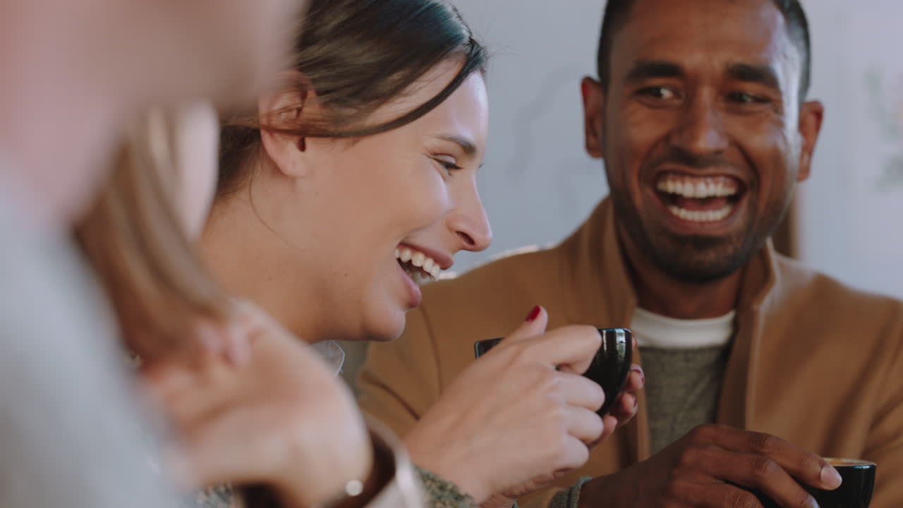grupo feliz de amigos pasando el rato en una cafetería charlando compartiendo conversaciones disfrutando bebiendo café socializando divirtiéndose en el restaurante