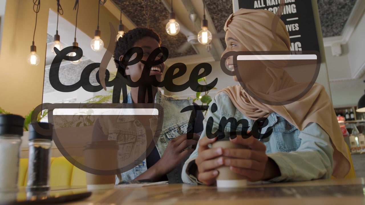 Due donne appoggiate, quella a sinistra mostra il telefono mentre chiacchiera, quella a destra tiene una tazza e ascolta, vetrofania del caffè.
