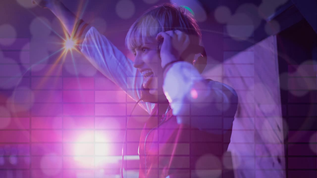 composición de una mujer caucásica dj tocando en una discoteca con el deporte de la luz en el fondo