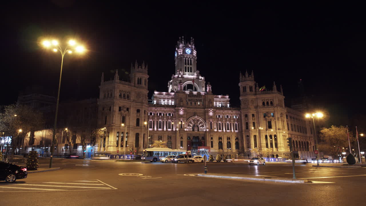 Timelapse del traffico a Plaza de Cibeles nella Madrid notturna, Spagna.