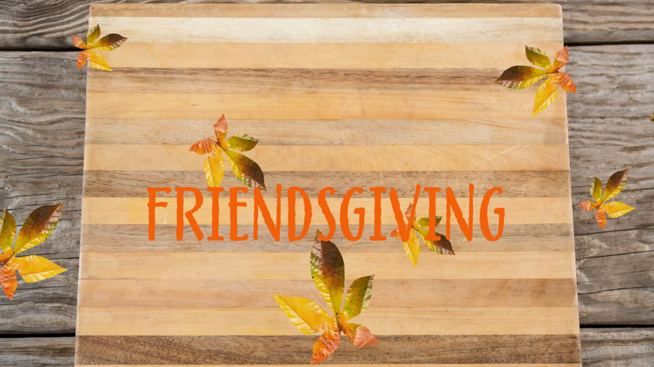 Animation af teksten "Friendsgiving" over efterårsblade og træbar
