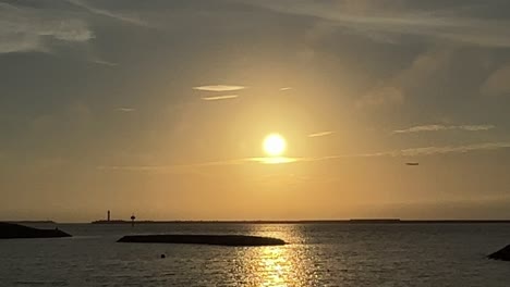 vista nocturna desde el parque naha umisora de okinawa