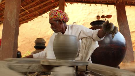 El-Alfarero-En-El-Trabajo-Hace-Platos-De-Cerámica.-India,-Rajastán.