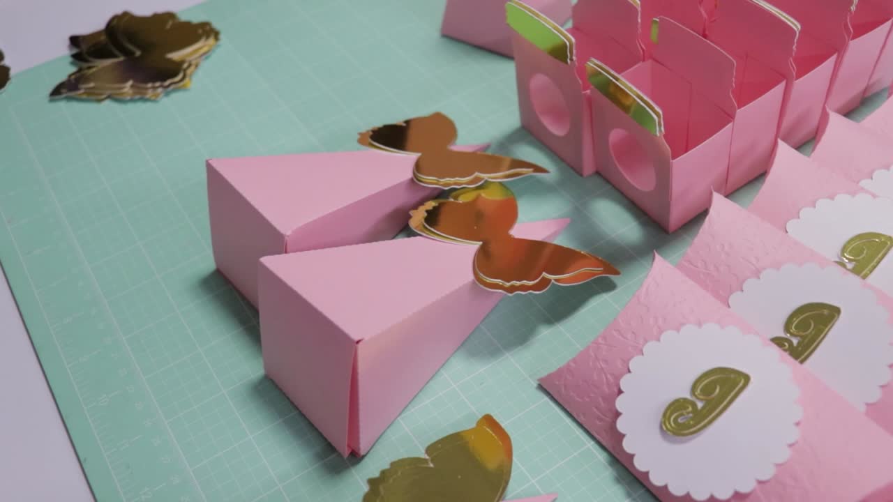 Cajas de recuerdo para fiestas de mariposas rosas y doradas DIY