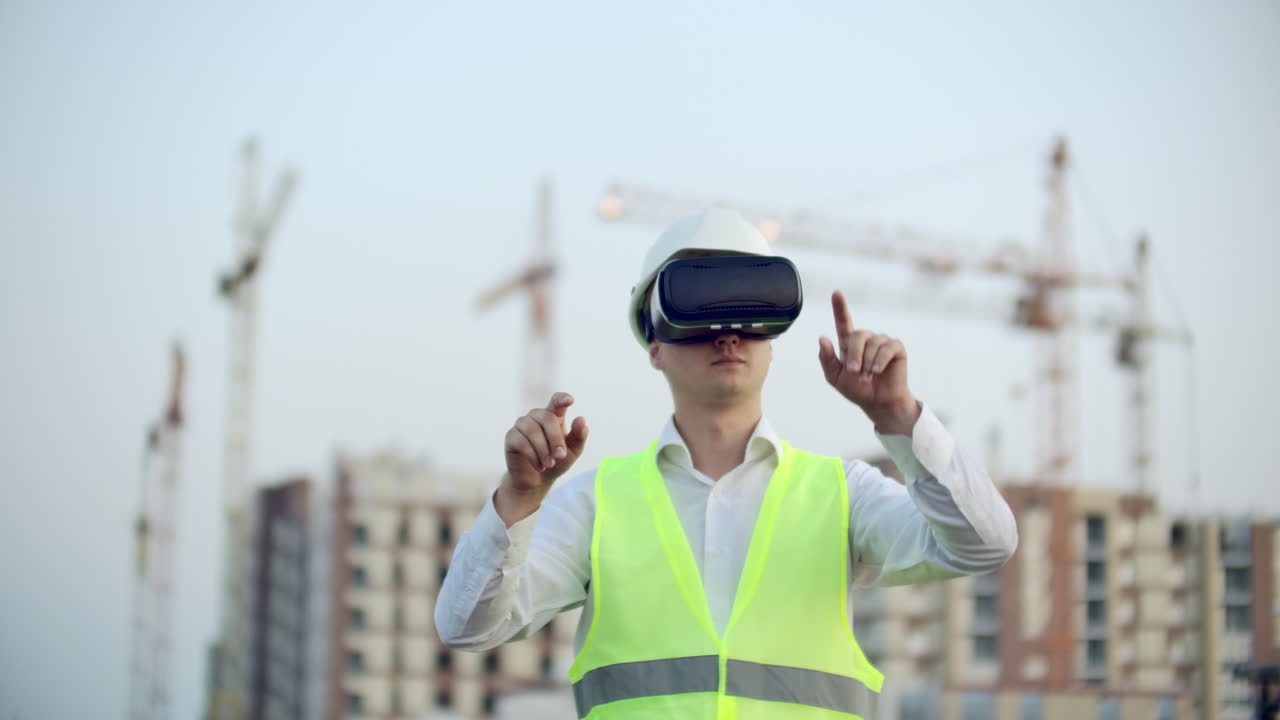 un hombre con gafas de realidad virtual, casco y chaleco en el fondo de la construcción controla las manos de la interfaz y comprueba la calidad de la construcción y el desarrollo del proyecto y el plan de desarrollo y el paisaje.