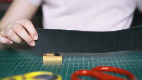 colores de sastre calificado borde de tira de cuero con pintura negra
