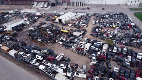 Disparo-De-Un-Dron-Que-Captura-Una-Vista-Desde-Arriba-Del-Depósito-De-Automóviles-Destrozados