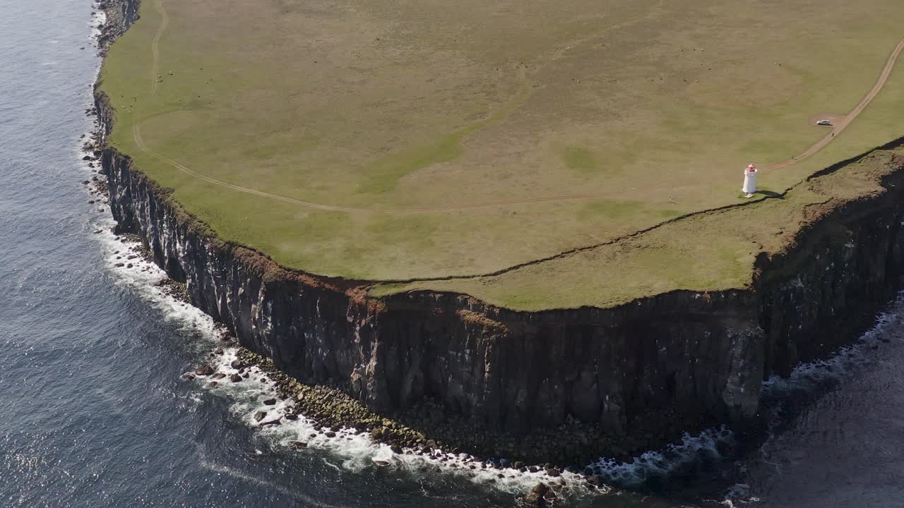 아이슬란드 랭게네스 섬 의 절벽 가장자리 에 있는 등대 의 위 에서 내려온 사진 - 위 로 기울여진 사진