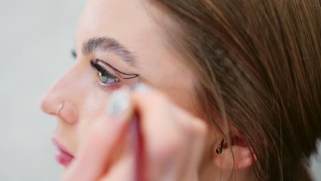creative eyeliner application