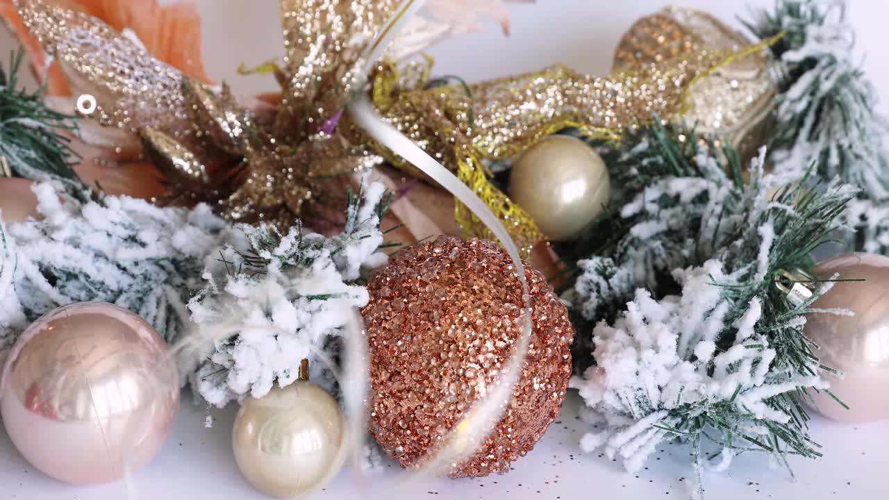 금색 크리스마스 보석은 크리스마스 트리에 새해의 장난감입니다.