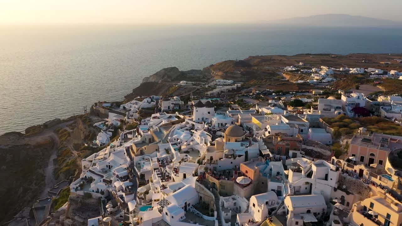 increíble puesta de sol en santorini, ciudad de oia, islas cicládicas, grecia