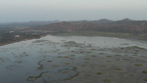 vuela sobre el hermoso embalse de kamping puoy y la cuenca de conservación con su montaña