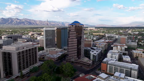 Una-Amplia-Toma-Aérea-De-4k-Alejándose-De-Un-Edificio-En-El-Centro-De-Tucson,-Az,-Con-Las-Montañas-Al-Fondo