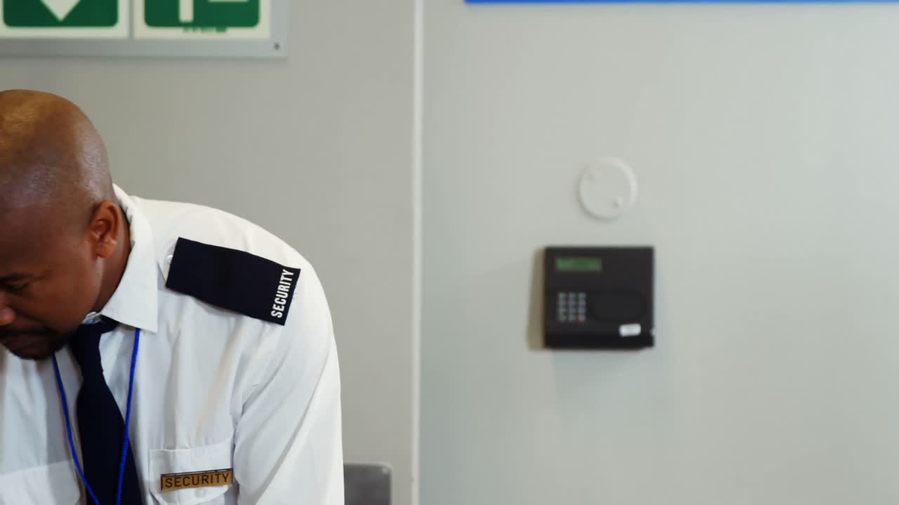 pasajero que pasa por un control de seguridad en el aeropuerto