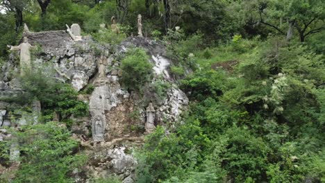 Statuen,-Die-Mitten-Im-Wald-Posieren-1